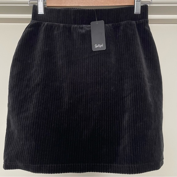 Sportsgirl Dresses & Skirts - Sportsgirl Black Velvet Corduroy Mini Skirt 🖤💕
Quality🫰 Comfy fit 💗